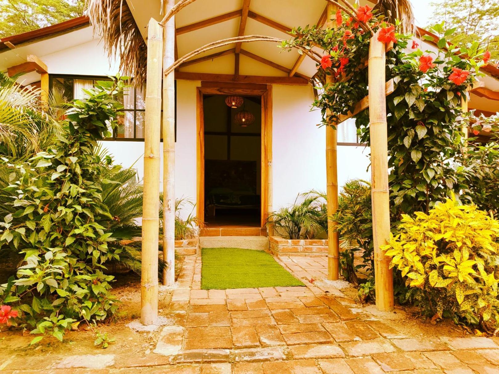 מלון Puerto López Cafe Madame מראה חיצוני תמונה